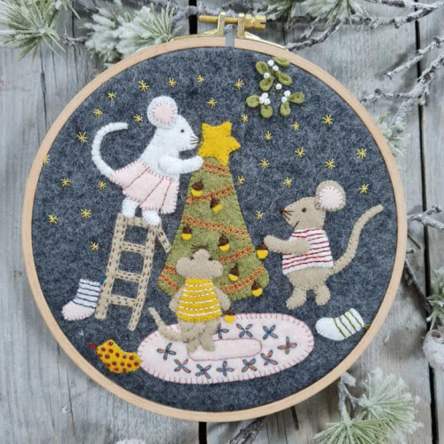 Christmas with the Mouse Family Felt Hoop Craft Kit