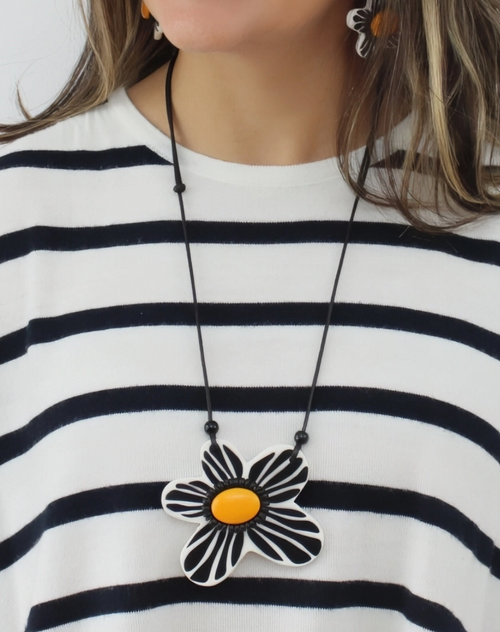 Bumble Blossom Daisy Pendant