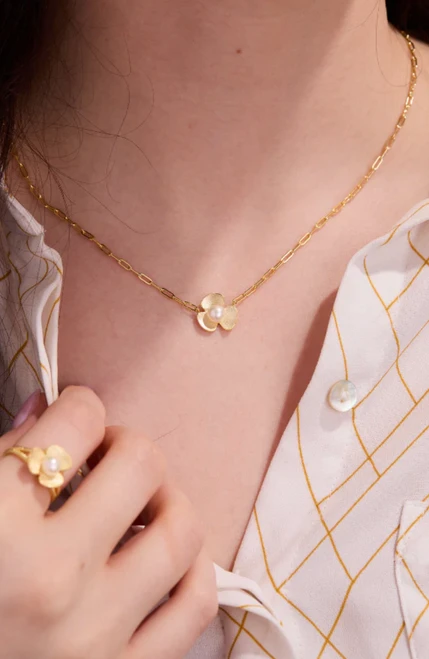 Broad Leaf Gold Necklace