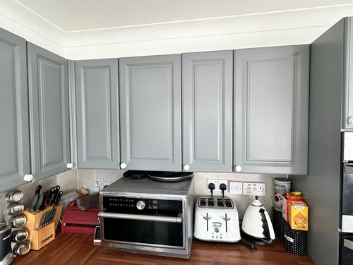 Painting the kitchen spraying the kitchen grey