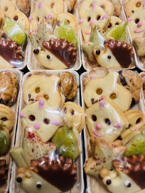Diese leckere Herbstgebäckmischung spiegelt die  Farben der Herbstsaison wieder.
Perfekt für gemütliche Nachmittage mit einer Tasse Tee oder Kaffee. Die bunten Farben der Zutaten und die liebevolle Dekoration machen es zu einem echten Hingucker auf jedem Tisch.