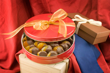 https://cdn11.bigcommerce.com/s-tmpia5x0tl/products/1787/images/2047/40oz-chocolate-dipped-glazed-apricots-gift-tin-4__08734.1595359731.386.513.jpg?c=1