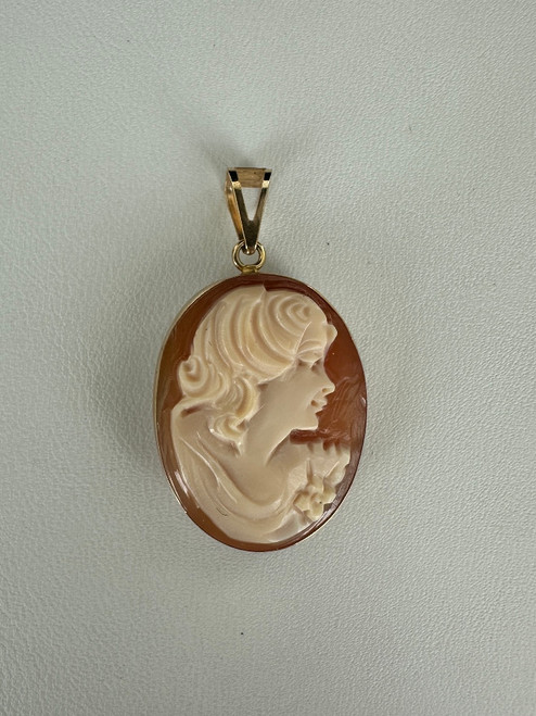 Vintage 14k Gold M+M Scognamiglio Double Sided Coral Conch Shell Cameo Pendant