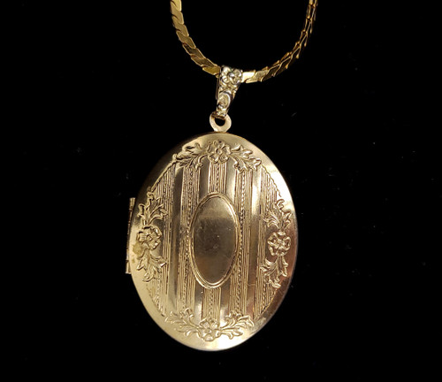 Vintage 14k Gold Plated Floral Design Etched Locket Pendant Necklace 20”