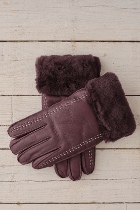 Ladies Sheepskin Gloves in purple