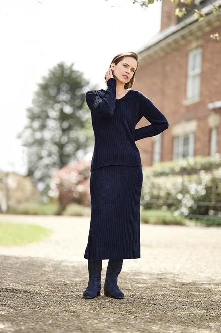 Yashino Ribbed V-Neck Sweater in Navy