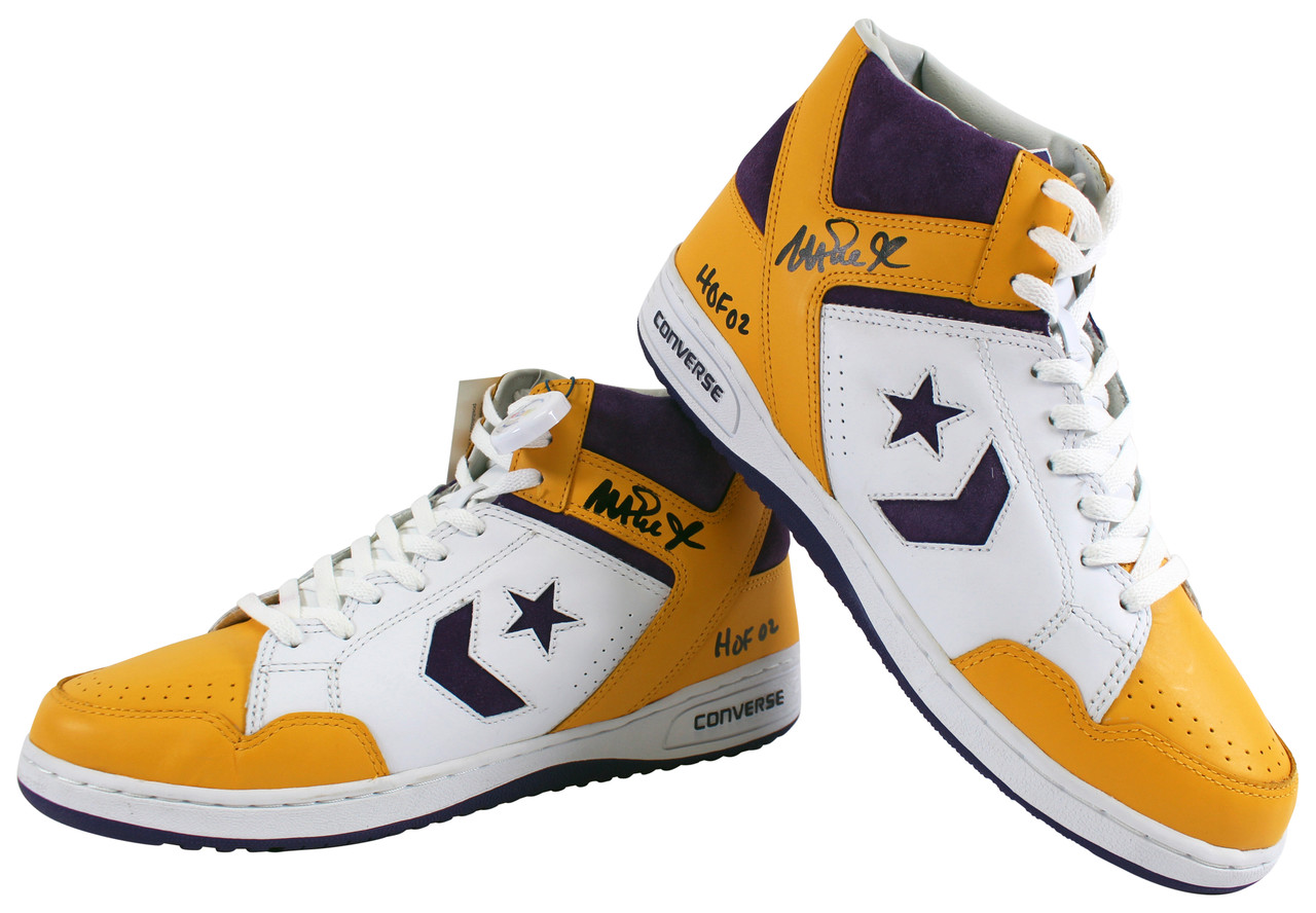 brud Gladys med sig Lakers Magic Johnson "HOF 02" Signed Converse Weapon Shoes w/Box BAS Witness