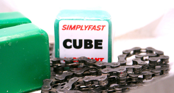 CUBE delivers a fast, clean and easy way to lubricate your chain.