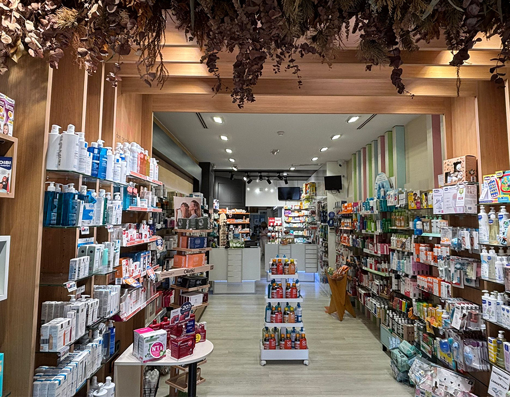 Interior de Farmacia Carmen Ortiz en Benacazón (Sevilla)