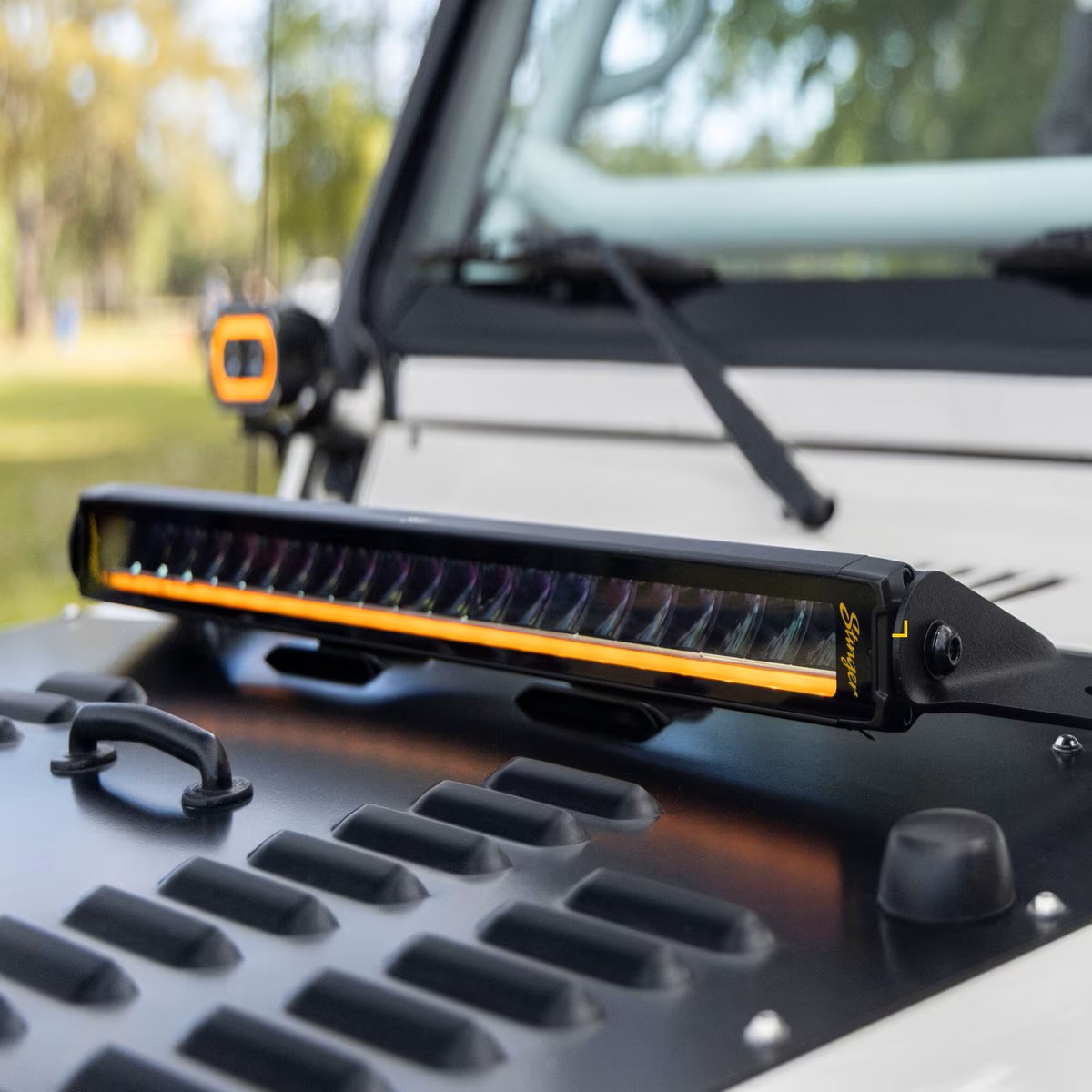 STINGER HEXCORE 20" Flood & Spot Combo beam with amber & white
position light; Reverse polarity, Anti-RFI/EMC interference and UV shielded.
