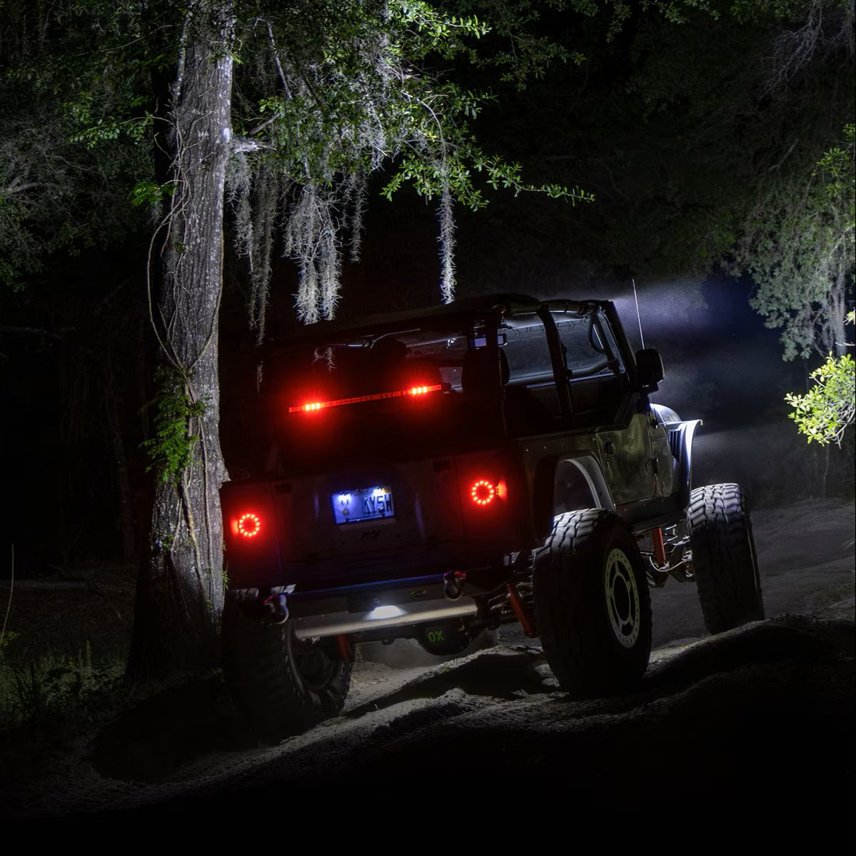 STINGER HEXCORE Chase Light 32" Lightbar with signal light(T/ST/DI/
REV) Supports running, brake, reverse and turn
signal; Reverse polarity, Anti-FRI/EMC interference
and UV shielded.