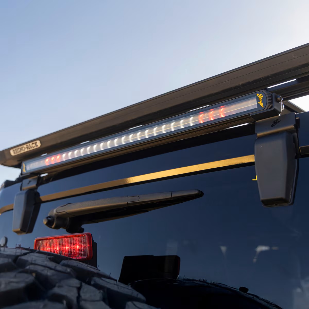 STINGER HEXCORE Chase Light 32" Lightbar with signal light(T/ST/DI/
REV) Supports running, brake, reverse and turn
signal; Reverse polarity, Anti-FRI/EMC interference
and UV shielded.