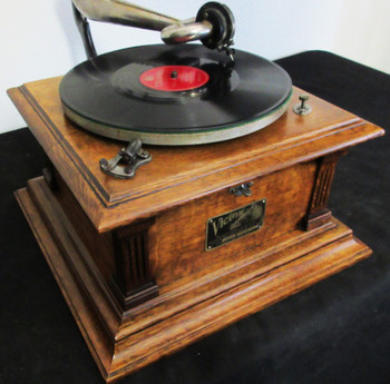 Victor Ill Phonograph with oak Horn circa 1905 Fully Restored