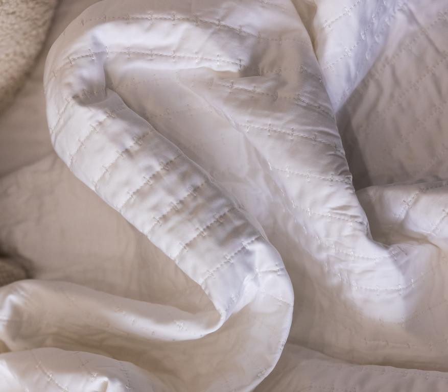 DreamFit Chill Innovations DreamChill Enhanced Bamboo Quilted White Sheet Set Scrunched