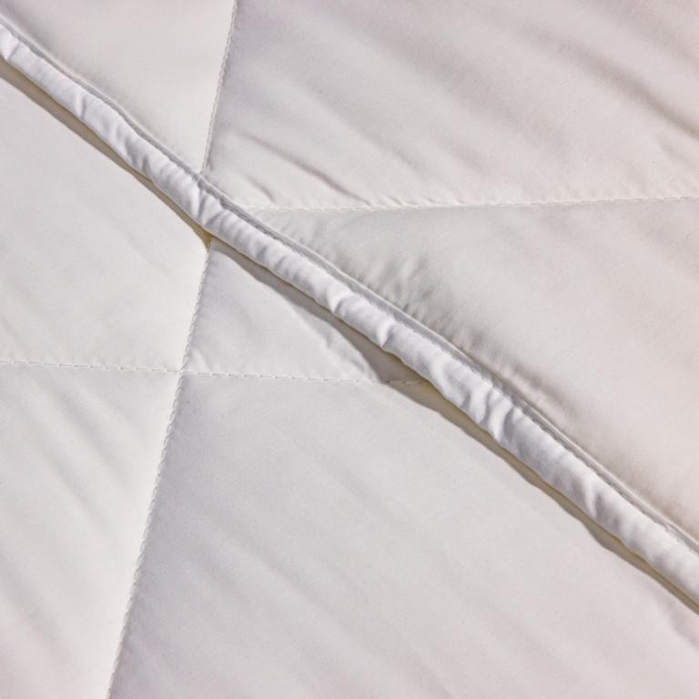 Natura Wool™ Washable Wool Filled Comforter/Duvet (300 GSM), Up Close Quilting