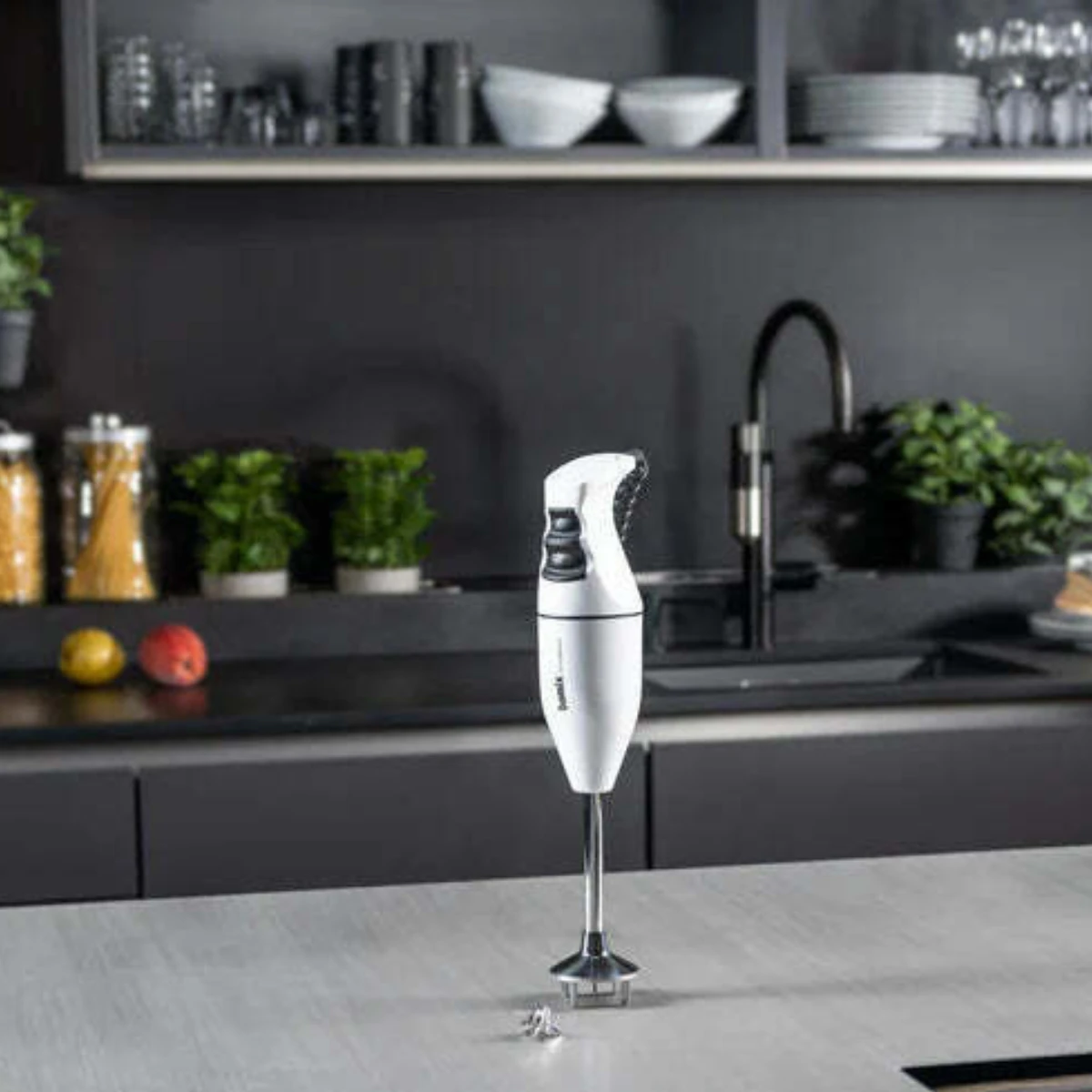 Blending and juicing appliances