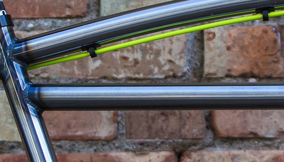 Jagwire Stick On Alloy Guides Black (pk 4)