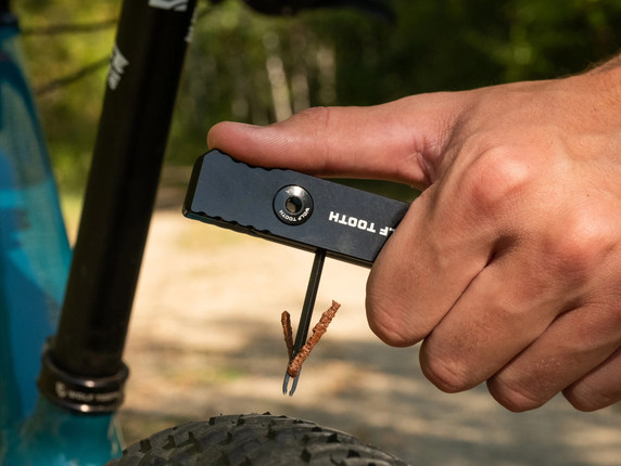 Wolf Tooth 8-Bit Chainbreaker + Utility Knife Multi Tool