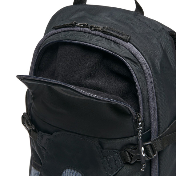 Oakley Seeker Traverse RC Blackout Hydra Bag