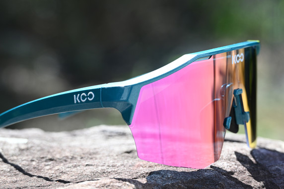 KOO Alibi Sunglasses BORA Metallic Green Photochr Fucsia MR Lens