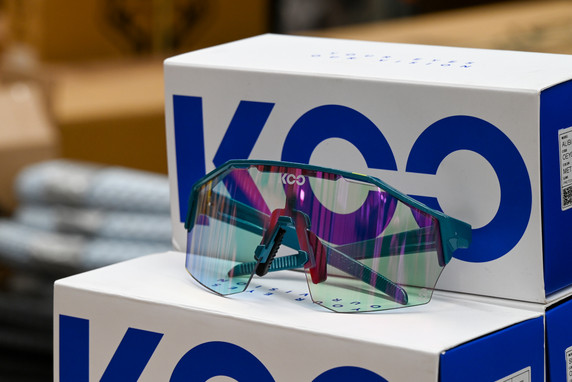 KOO Alibi Sunglasses BORA Metallic Green Photochr Fucsia MR Lens