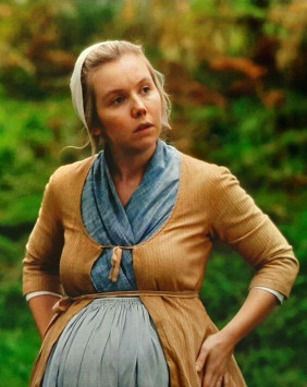 Lauren Lyle wearing our artificial belly in Season 5 of Outlander