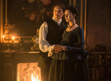 Caitríona Balfe wearing fake pregnant belly in Season 3 of Outlander