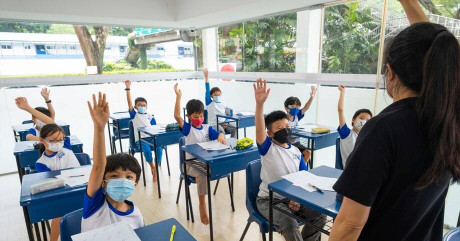 Students in Singapore learning with Moonbump pregnancy models