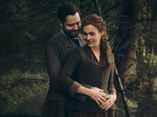 Sophie Skelton wearing a Moonbump fake belly in Season 7 of Outlander