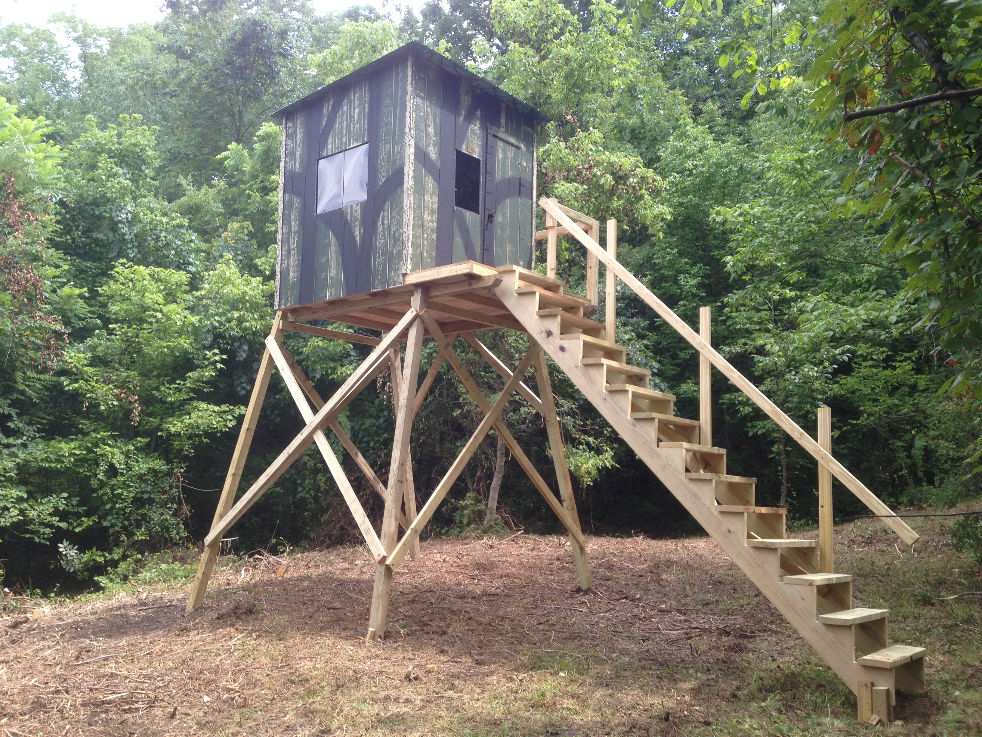 Hunting blind delivery and installation