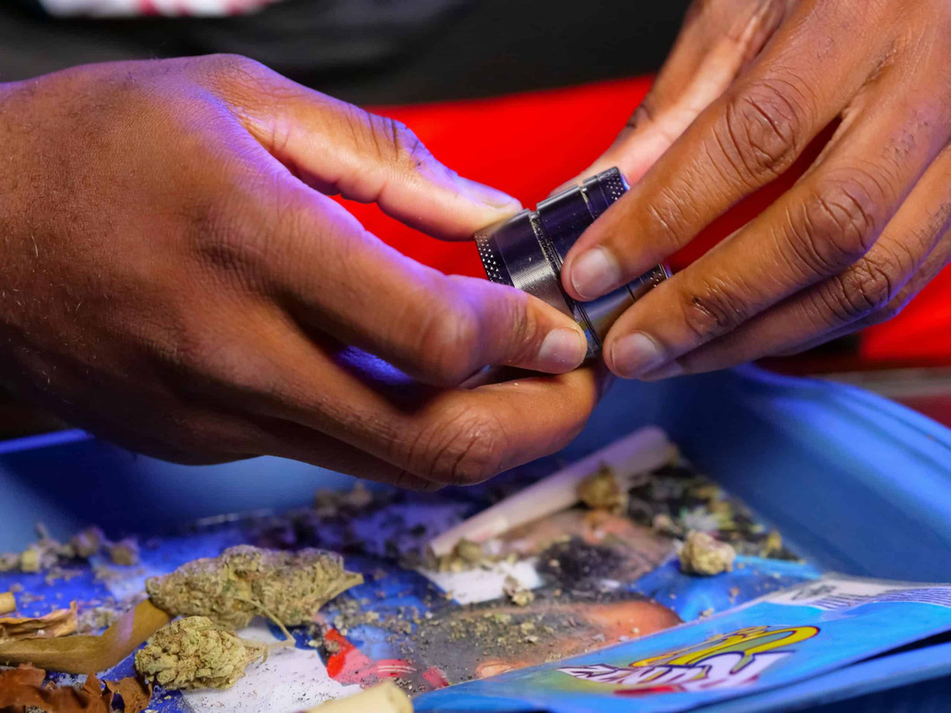 How to Grind Weed: A Comprehensive Guide to Grinders, Tips & Techniques