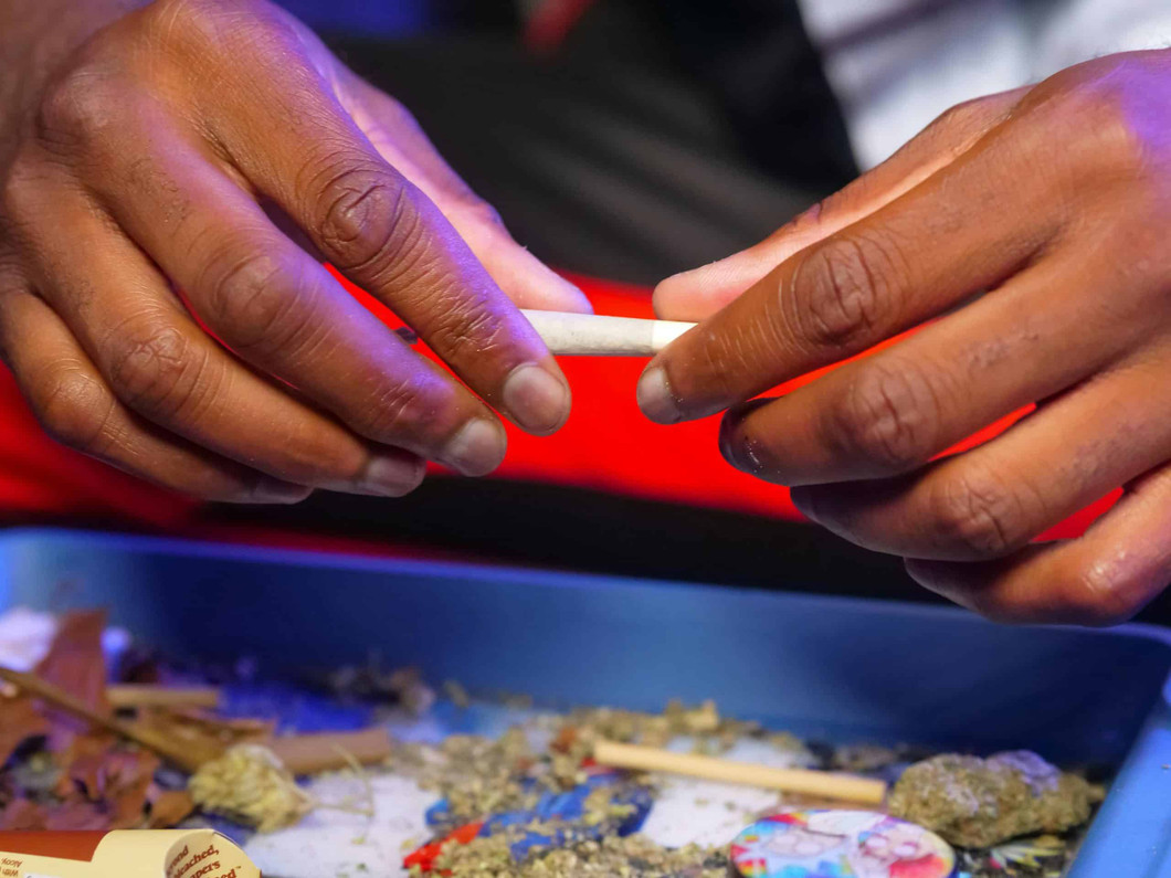 Ultimate Guide to Custom Magnetic Rolling Trays with Lids