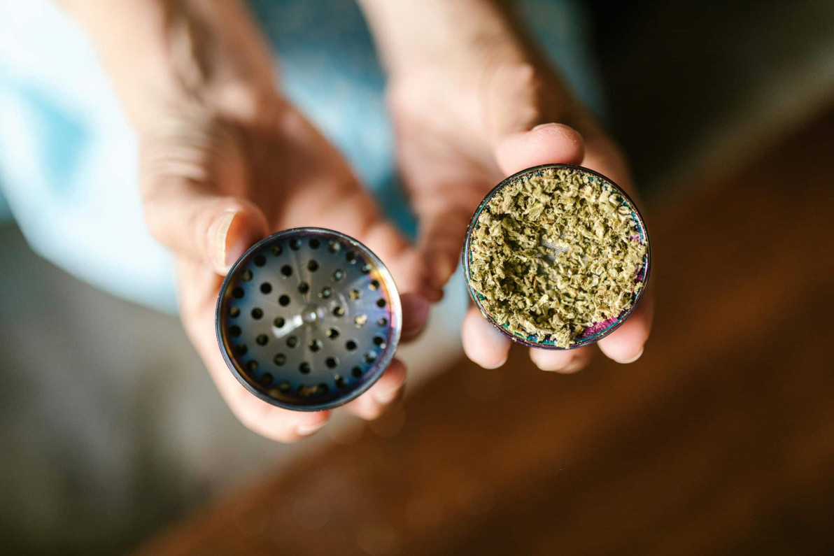 Your Guide to Using a Tobacco Grinder &#8211; MunchMakers