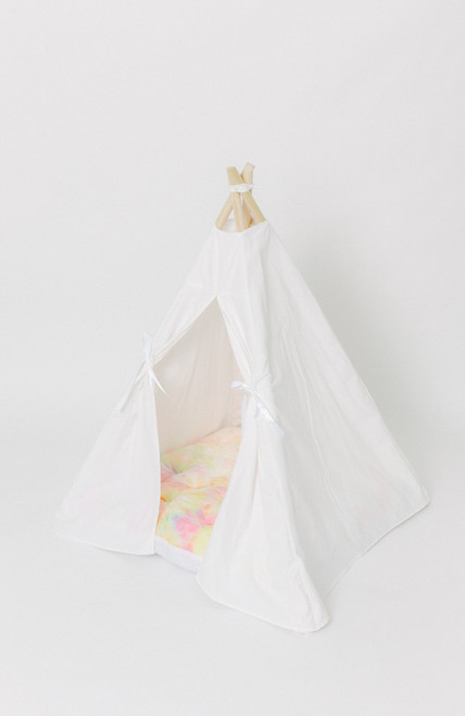 This all white playtent is made from 100% twill cotton fabric. Perfect density. The playtent comes with tie back doors.