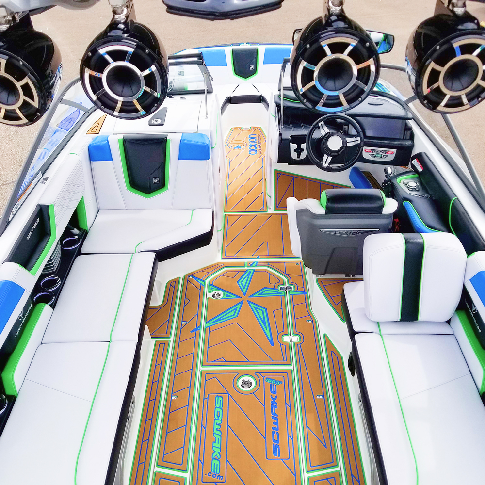 Center console of Natique G36 boat featuring Seadek pre cut kits