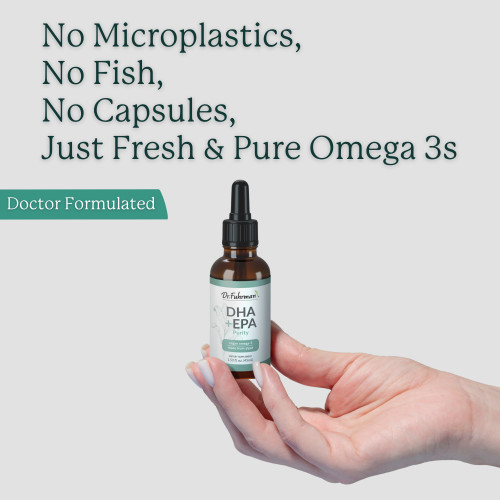 Hand holding a bottle of DHA+EPA Purity, with the text: No microplastics, no fish, no capsules, just fresh and pure omega-3s. Doctor formulated.