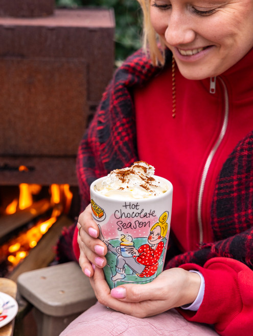 Custom: XL Beker 0,5L & Petit Four Set Even Bijkletsen Hot Chocolate Season