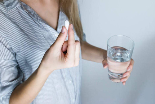 Tips & Tricks to Swallow All those Pills - A Pill Swallowing Guide