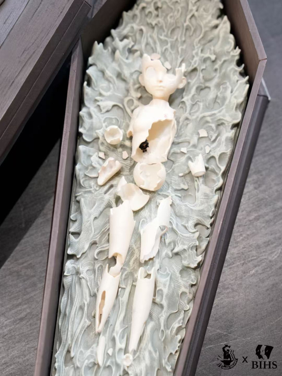 Pre-order * BIHS Studio BERSERK Black dog pulling coffin Resin