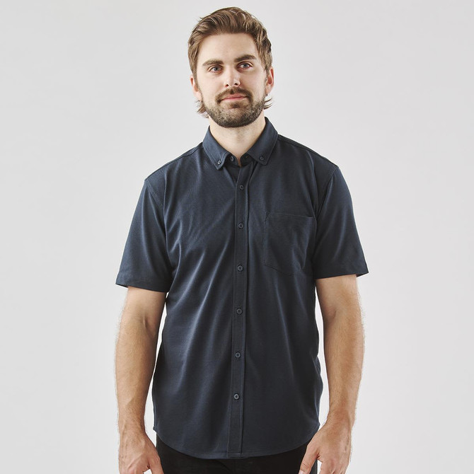 Men's button-up shirt in dark navy blue, featuring a short sleeve design and a chest pocket. Includes a logo.