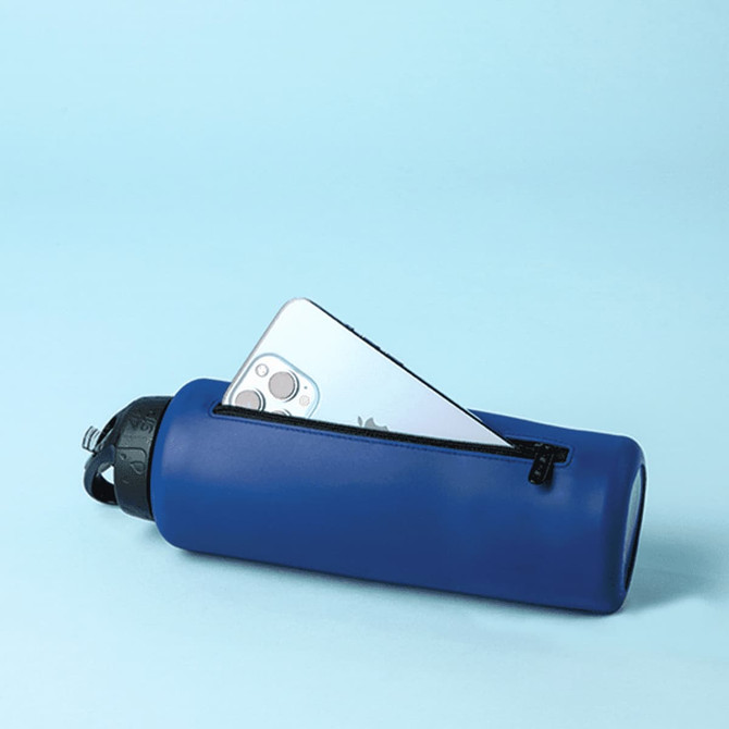 A drink bottle in blue with a zipper pocket, featuring a smartphone partially inserted. It has a black cap and logo.