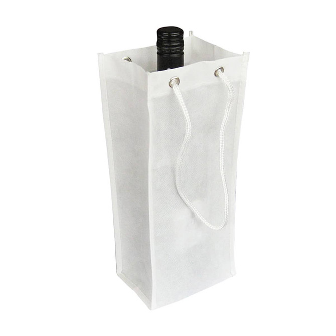 A drink bottle is placed inside a white non-woven single bottle bag with a drawstring. The bag has a simple design and a logo.