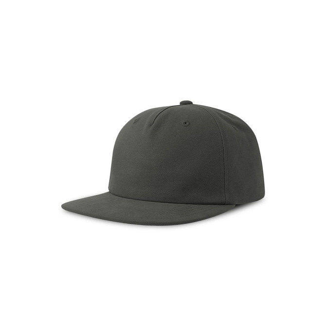 A flat peak cap in dark green made from organic cotton, featuring a simple design and a logo.