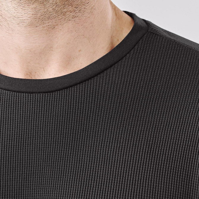 Men's Ashburn crew neck shirt in a dark grey ribbed fabric with a smooth neckline. Features a logo on the design.