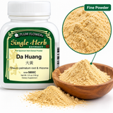 Plum Flower Da Huang (Rheum palmatum) full-spectrum rhubarb root extract powder, 100 g bottle, displayed beside a wooden bowl of fine herbal powder with a close-up showing its texture.