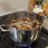 Boil Du Zhong for 20 minutes to make a decoction