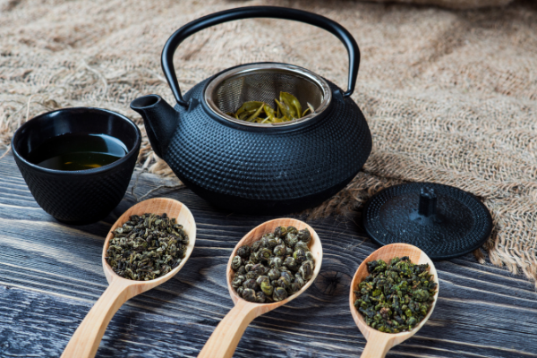 brewing green loose leaf tea 