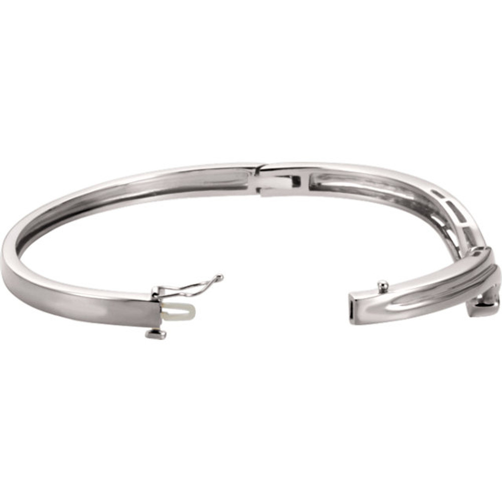 Elegance at its best, this polished hinged bangle bracelet is the ideal starting point for your jewelry collection.