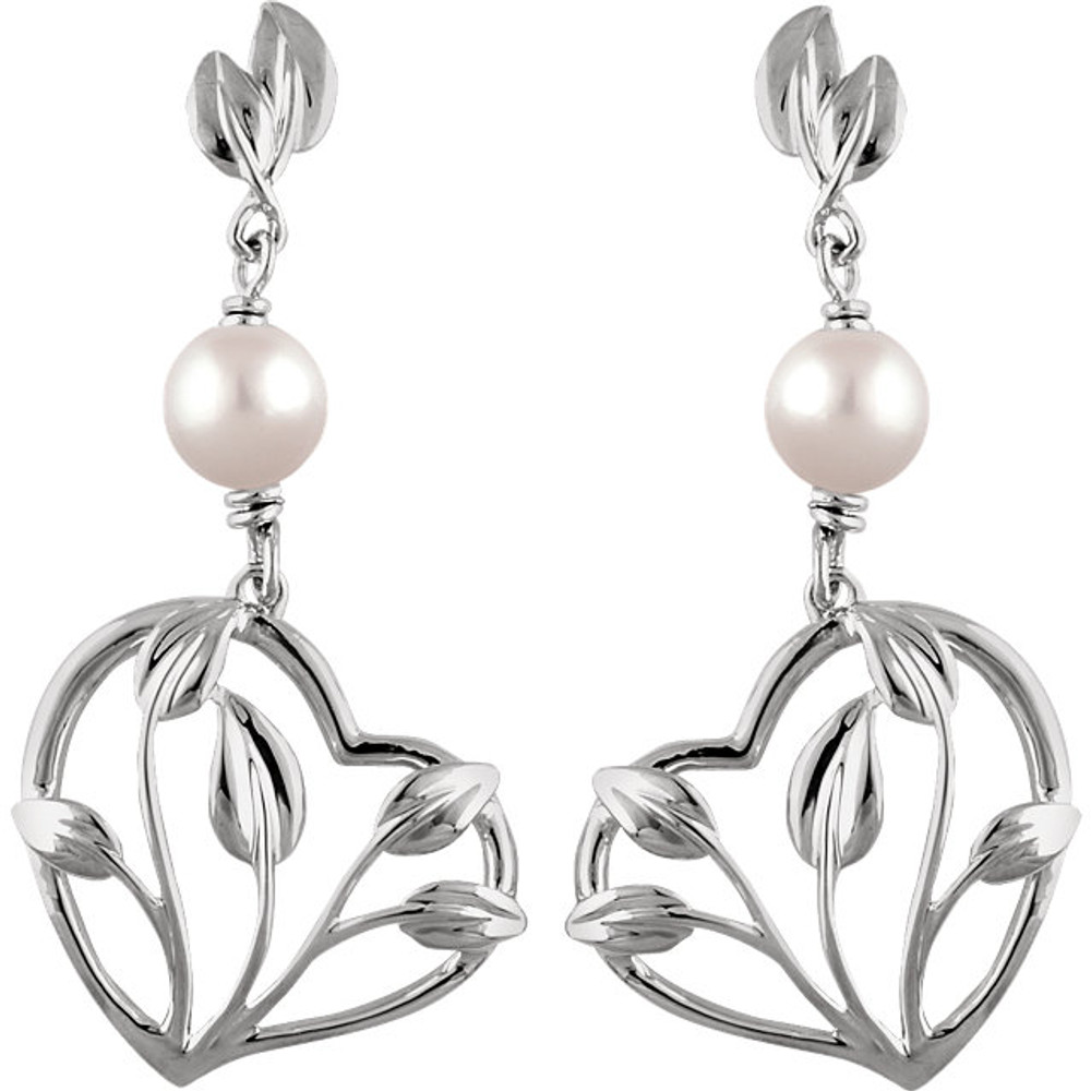 These elegant 14k white gold earrings each feature a 6mm freshwater cultured pearl. Polished to a brilliant shine.