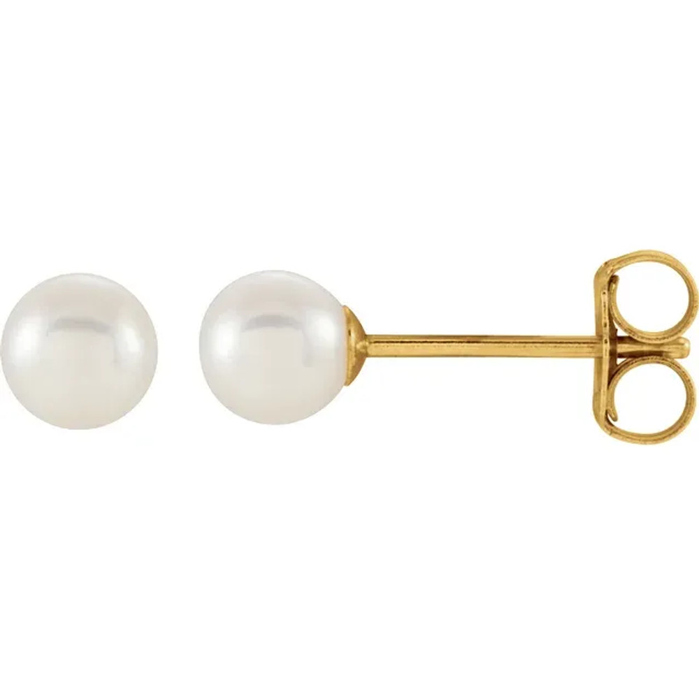 Sure to be noticed, these pearl earrings are a style must-have.